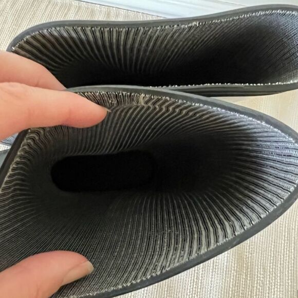 Lacrosse kids black rubber rain boots Sz
13 - Picture 10 of 13